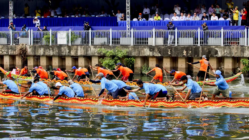 Các đội tham gia đều tung hết mọi “kỹ năng” để vừa khích lệ tinh thần cho đồng đội, vừa để ép tâm lý đối thủ