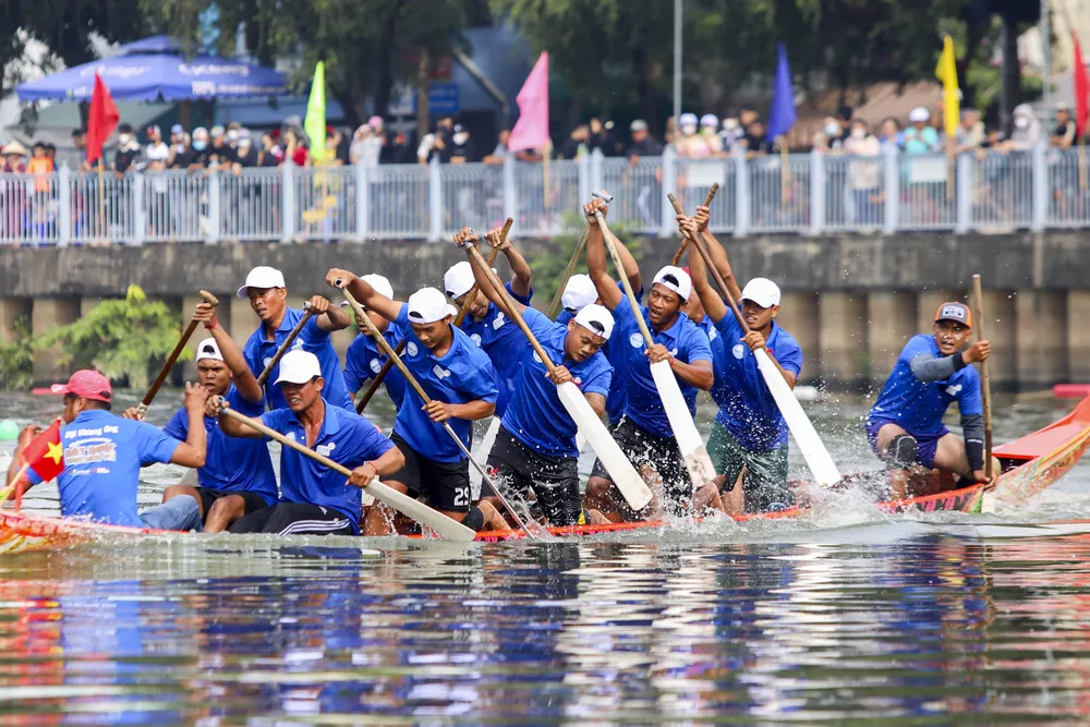 Đúng 7h30’, khi tiếng kèn của trọng tài cất lên cũng là lúc cuộc tranh tài chính thức bắt đầu.