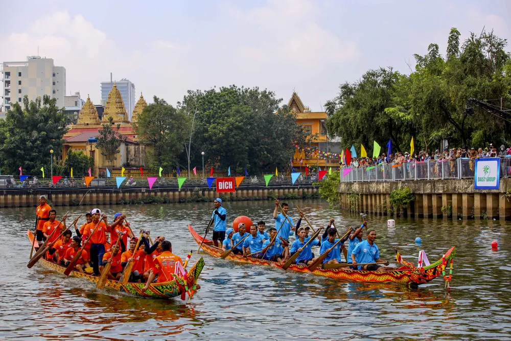 Sáng ngày 10-11, giải đua ghe ngo quận 3 mở rộng với chủ đề “Đất nước trọn niềm vui” do Quận Ủy - UBND - MTTQ Việt Nam quận 3 tổ chức đã diễn ra tại kênh Nhiêu Lộc - Thị Nghè.