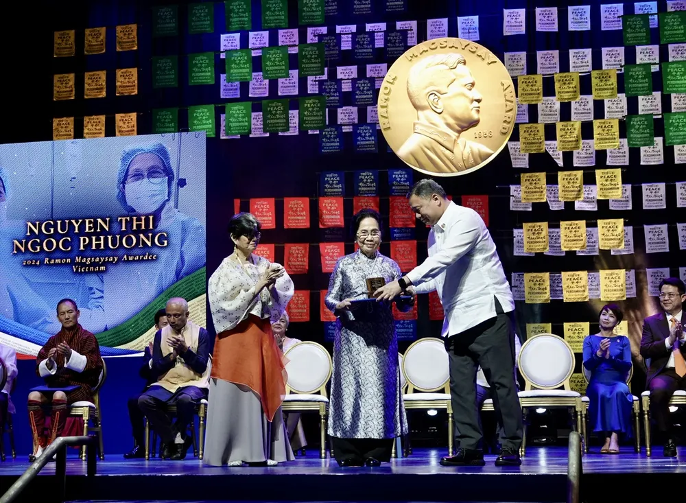 Bà Cecilia L. Lazaro, Chủ tịch Hội đồng quản trị giải thưởng Ramon Magsaysay và ông Ramon B. Magsaysay Jr. trao giải cho giáo sư Nguyễn Thị Ngọc Phượng tại Nhà hát Metropolitan ở thủ đô Manila, Philippines. Ảnh: TTD Giáo sư Nguyễn Thị Ngọc Phượng nhận giải Ramon Magsaysay tại Philippines