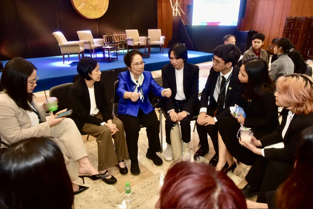 Giáo sư, Bác sĩ Nguyễn Thị Ngọc Phượng trao đổi trực tiếp trong buổi đối thoại với các nhà lãnh đạo trẻ là sinh viên các trường ĐH ở Philippines. Ảnh: TTD Giáo sư Nguyễn Thị Ngọc Phượng nhận giải Ramon Magsaysay tại Philippines