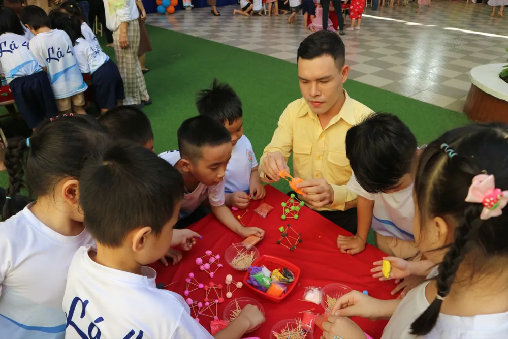 Thầy Lê Công Sự, giáo viên mầm non trường Mầm non Hoa Đào (Quận 12) sinh hoạt cùng các em nhỏ. Ảnh: KHÁNH QUỲNH