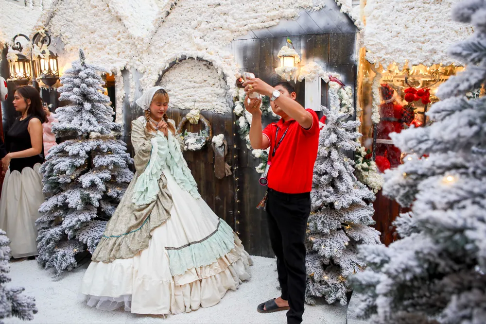 chị Nguyễn Thị Tuyết Nhung (TP Thủ Đức) đã thuê trang phục tại quán với giá 400 ngàn trong một giờ để hóa thân thành công chúa.