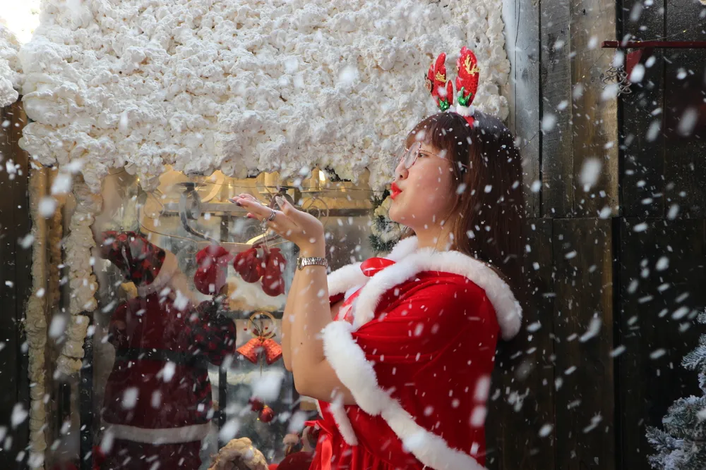 Ngoài ra, quán còn cho thuê trang phục phục vụ khách chụp ảnh Giáng sinh khi khách có nhu cầu.