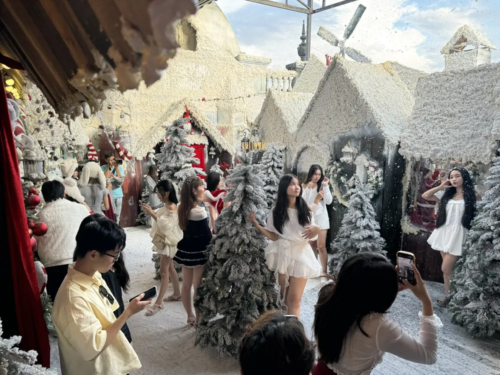 Không gian lung linh, mô phỏng theo châu Âu ghi điểm với giới trẻ. Họ chọn cho mình áo, váy len để phù hợp với bối cảnh chụp ảnh.