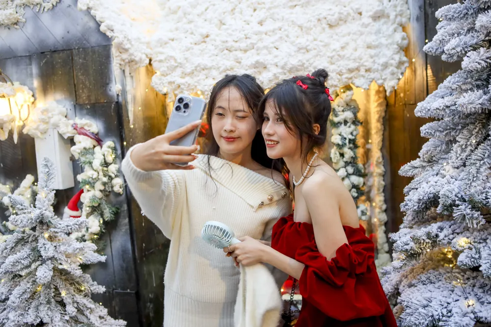 Không gian lung linh, mô phỏng theo châu Âu ghi điểm với giới trẻ. Họ chọn cho mình áo, váy len để phù hợp với bối cảnh chụp ảnh.