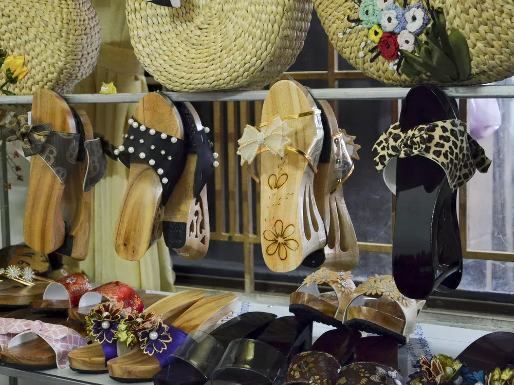 Một số sản phẩm guốc mộc trên thị trường.