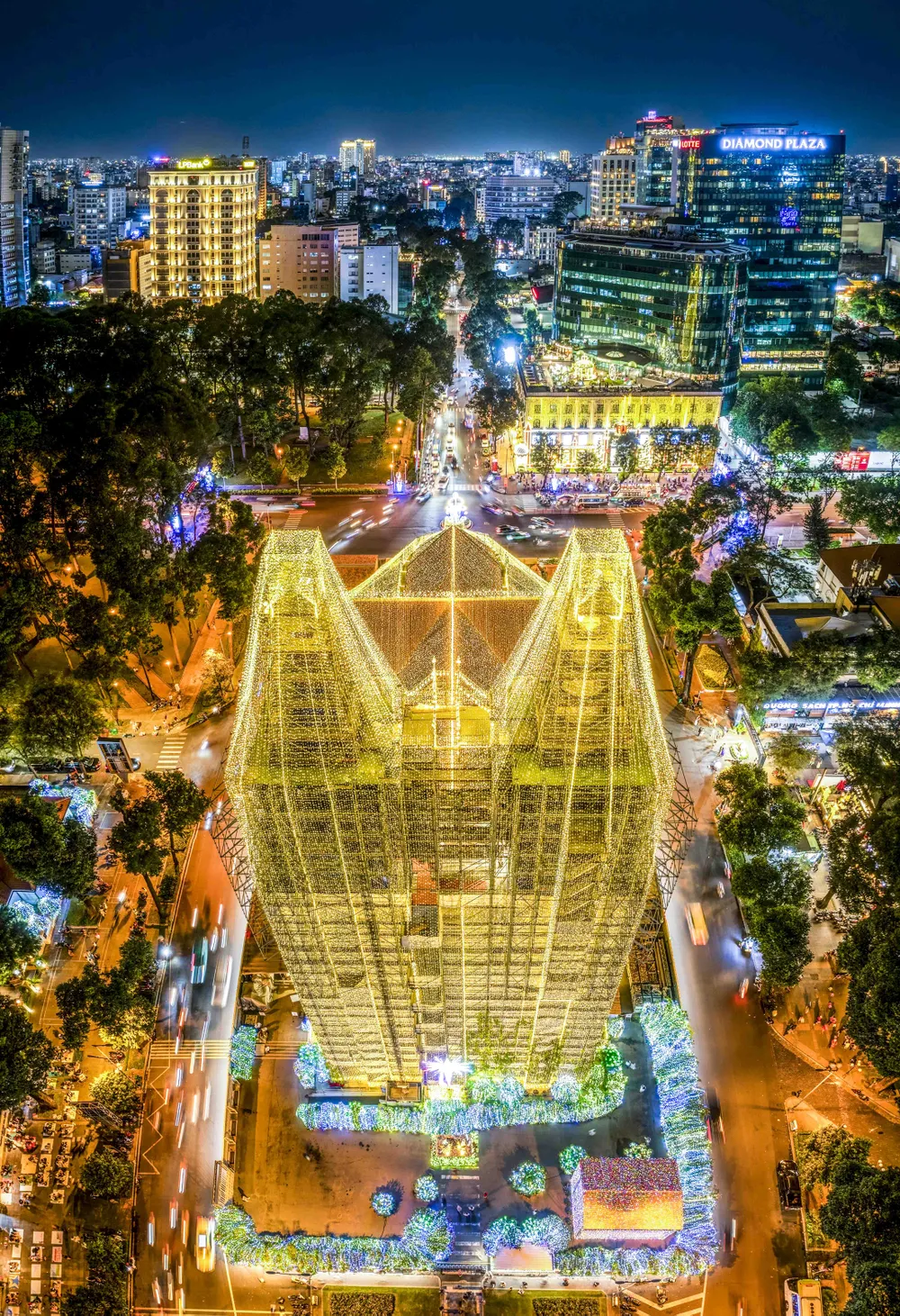 Nhà thờ Đức Bà Sài Gòn được trang hoàng lộng lẫy bằng hệ thống đèn LED để chào đón Giáng sinh