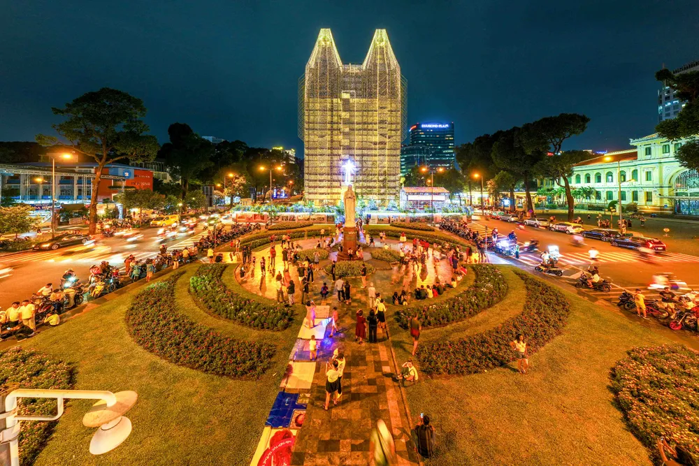 Về đêm, dòng người đổ về đây đông đúc, bao gồm cả người dân địa phương và du khách từ khắp nơi, tất cả đều muốn chiêm ngưỡng vẻ đẹp lộng lẫy của nhà thờ trong ánh đèn LED rực rỡ.