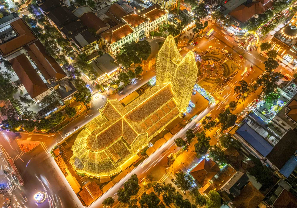 Nhà thờ Đức Bà Sài Gòn được trang hoàng lộng lẫy bằng hệ thống đèn LED để chào đón Giáng sinh