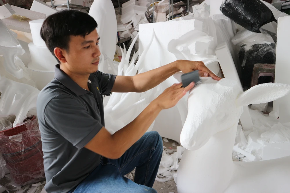 Độc đáo chàng trai làm mô hình xốp sống động kiếm tiền trăm triệu