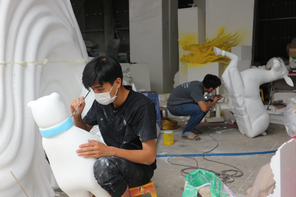 Độc đáo chàng trai làm mô hình xốp sống động kiếm tiền trăm triệu