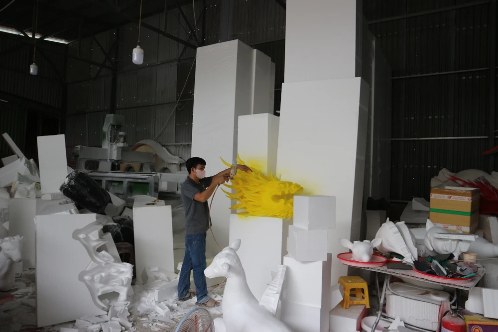 Độc đáo chàng trai làm mô hình xốp sống động kiếm tiền trăm triệu