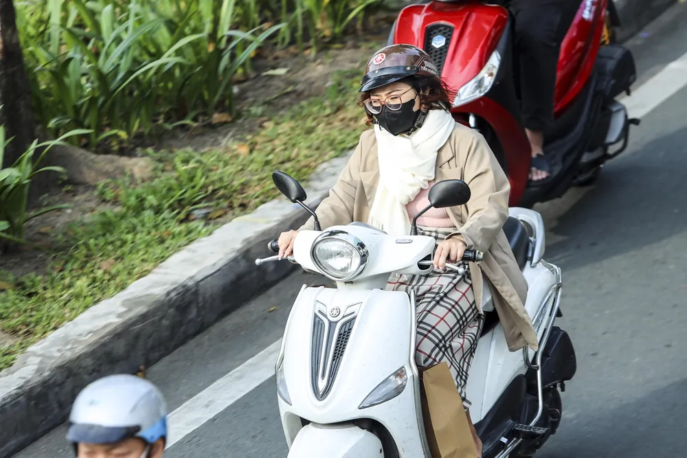 Thời tiết Sài Gòn se lạnh, người dân trùm kín khi ra đường