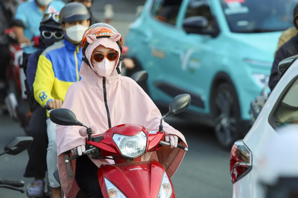 Thời tiết Sài Gòn se lạnh, người dân trùm kín khi ra đường