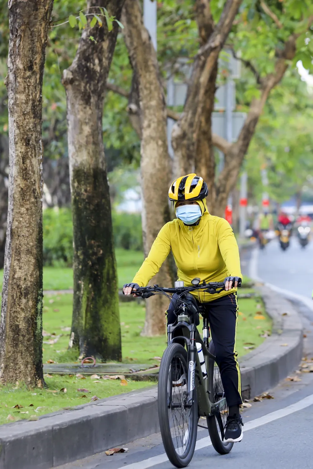 Thời tiết Sài Gòn se lạnh, người dân trùm kín khi ra đường