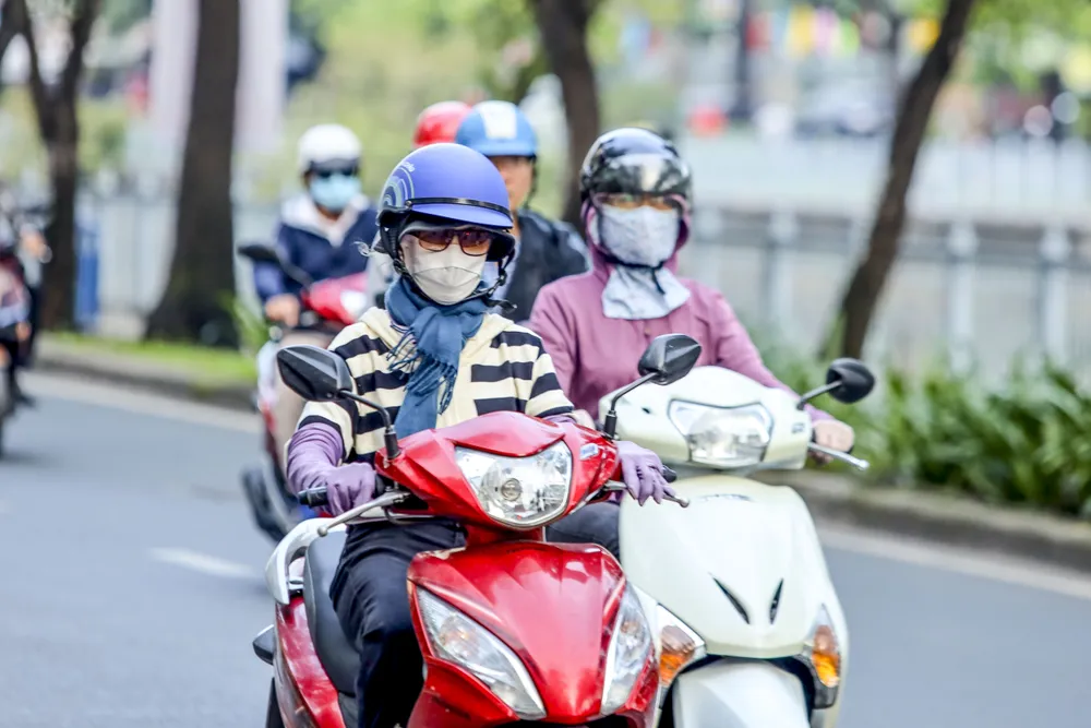 Thời tiết Sài Gòn se lạnh, người dân trùm kín khi ra đường