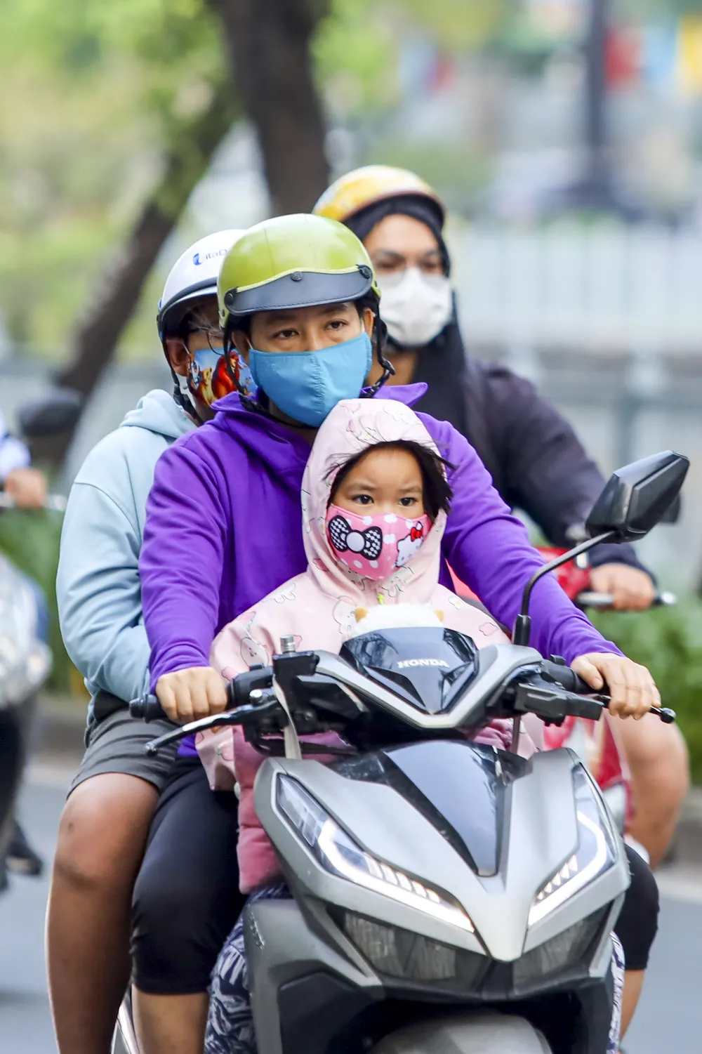 Thời tiết Sài Gòn se lạnh, người dân trùm kín khi ra đường