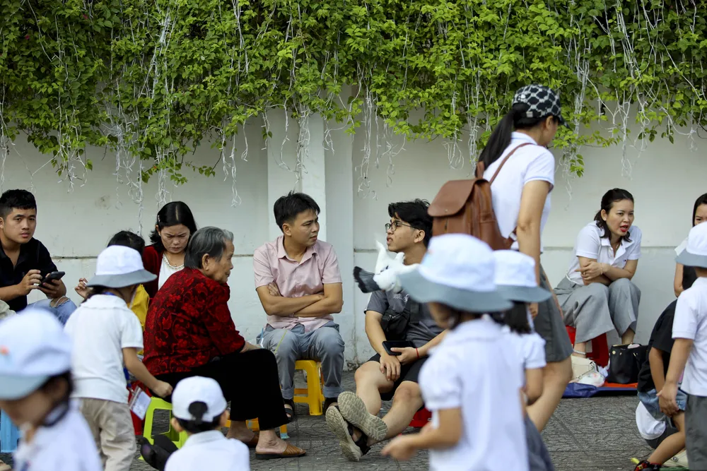 Thời tiết Sài Gòn se lạnh, người dân trùm kín khi ra đường