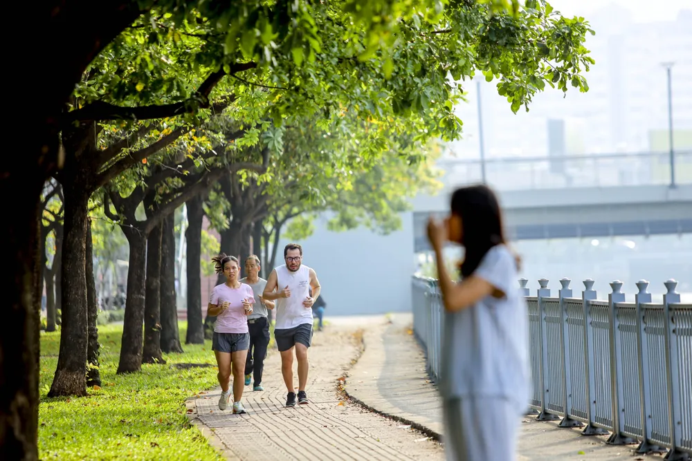 Thời tiết Sài Gòn se lạnh, người dân trùm kín khi ra đường