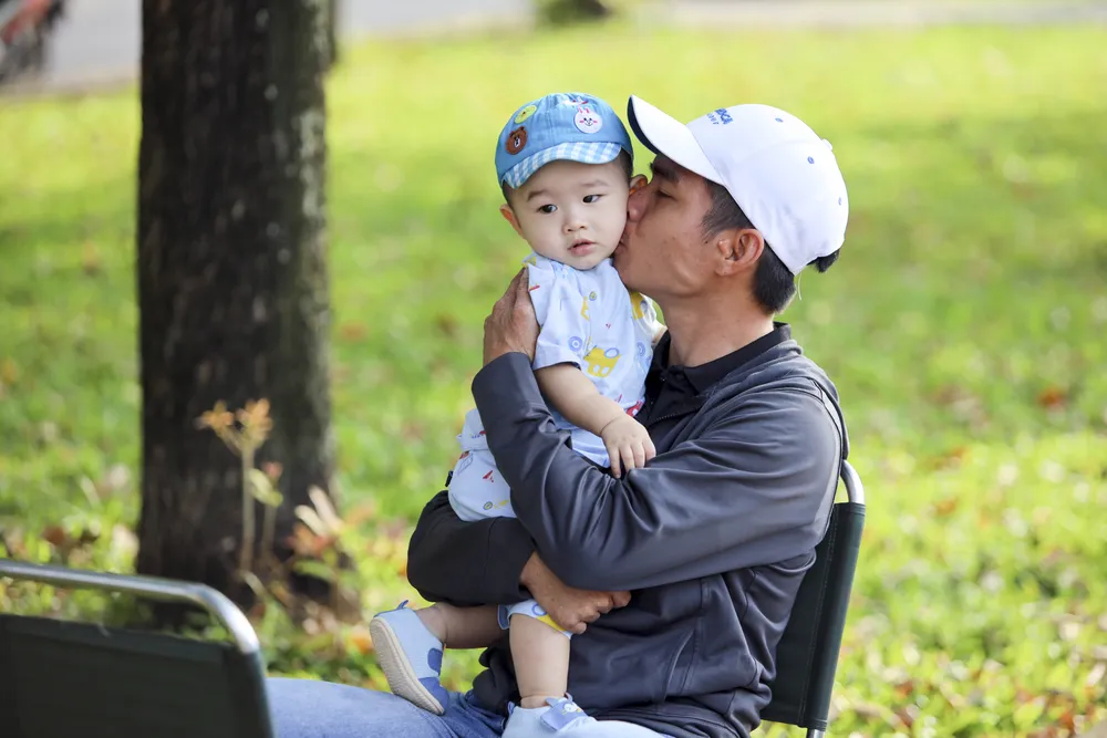 Thời tiết Sài Gòn se lạnh, người dân trùm kín khi ra đường