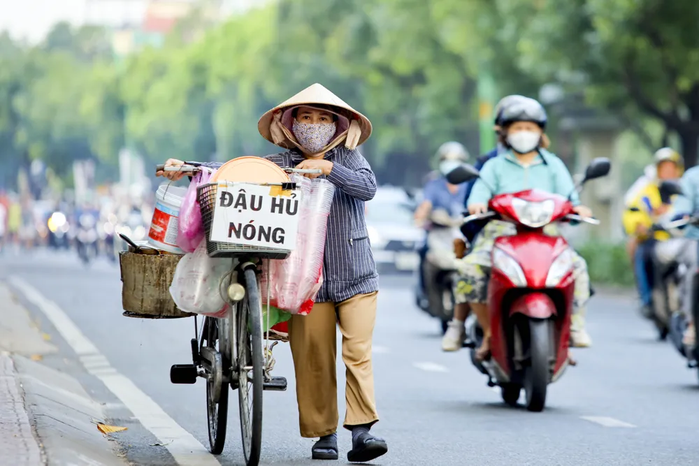 Thời tiết Sài Gòn se lạnh, người dân trùm kín khi ra đường