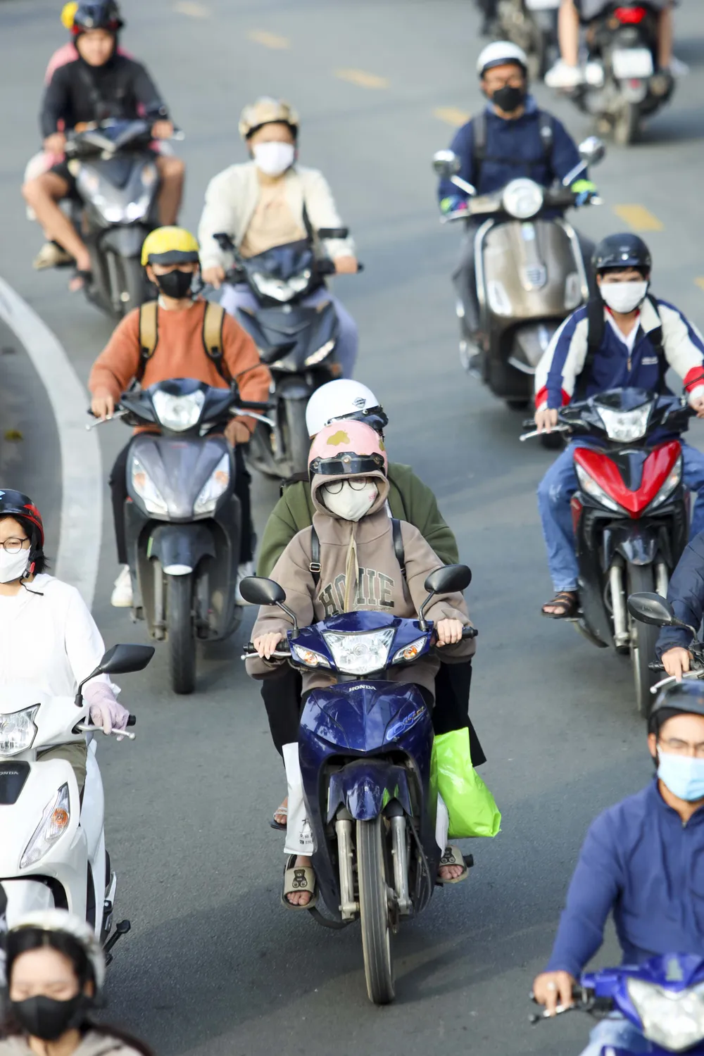 Thời tiết Sài Gòn se lạnh, người dân trùm kín khi ra đường