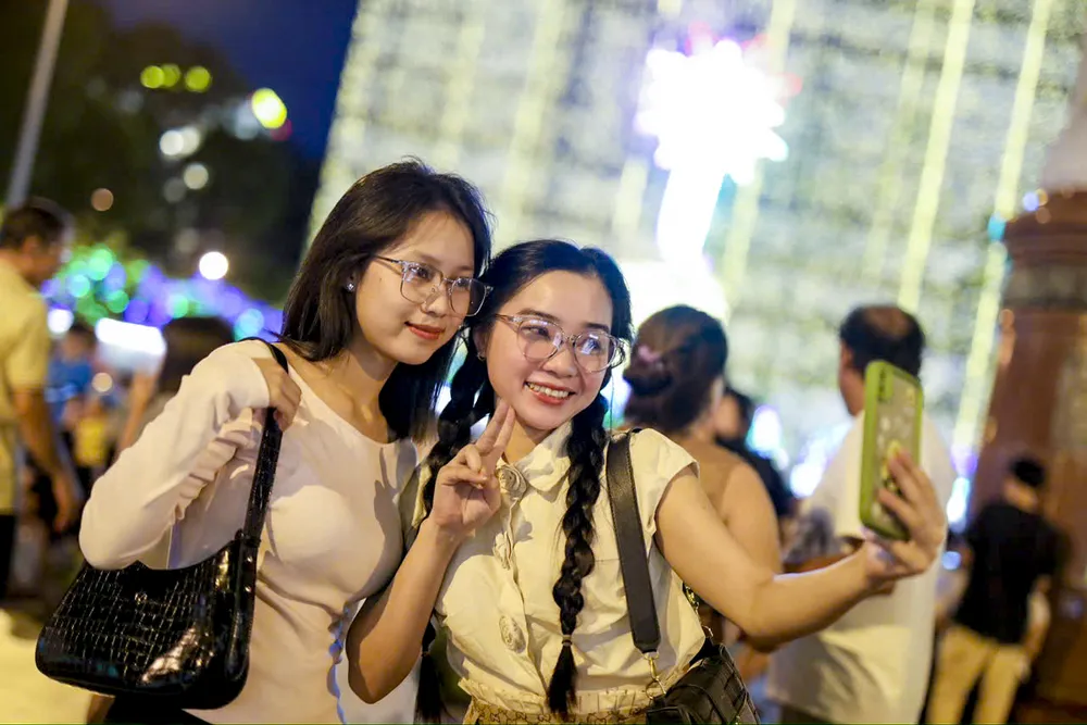 Không khí giáng sinh tấp nập trên đường phố Sài Gòn