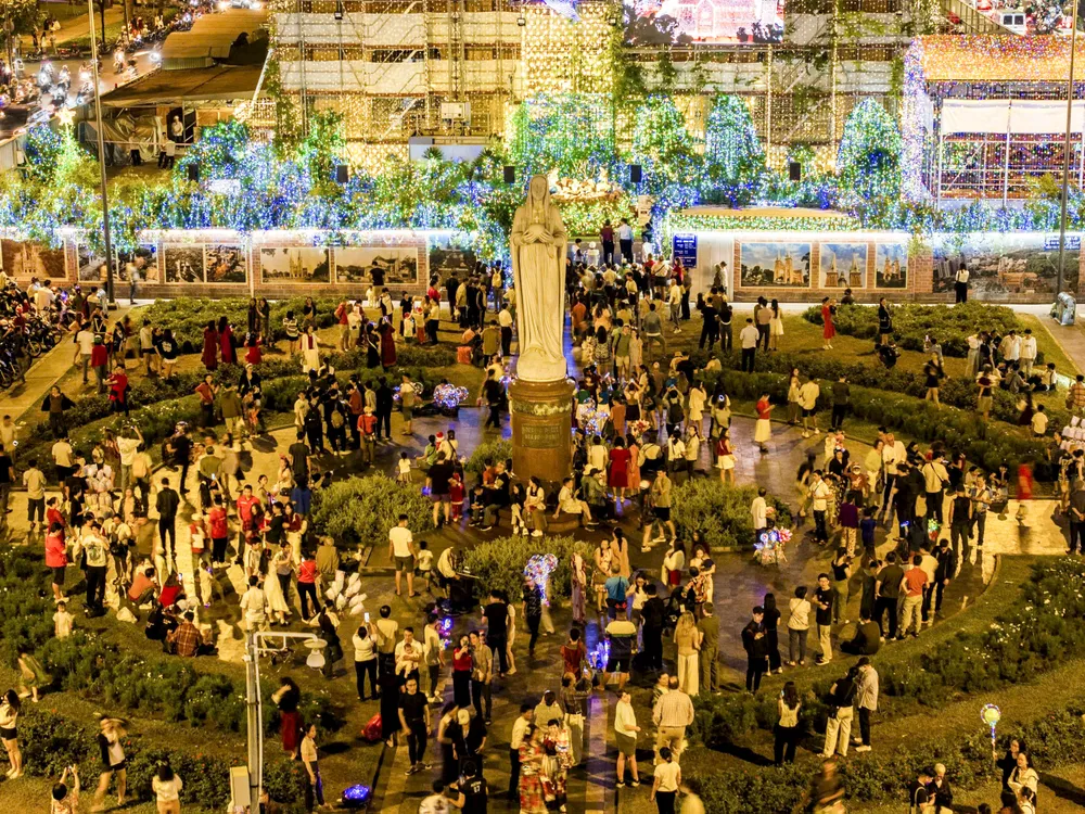 Không khí giáng sinh tấp nập trên đường phố Sài Gòn