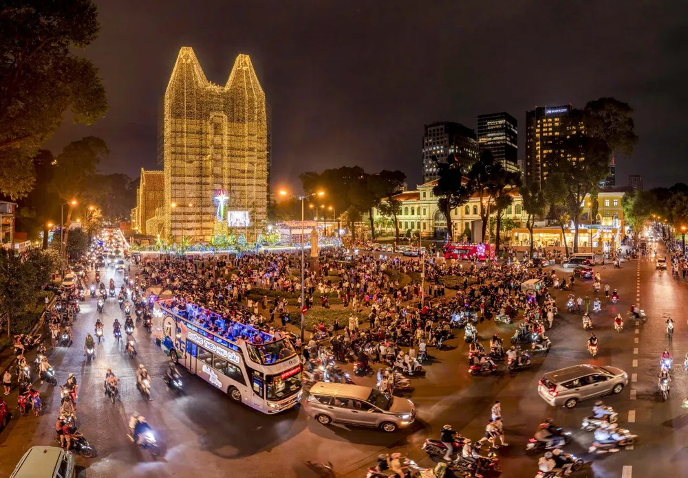 Không khí giáng sinh tấp nập trên đường phố Sài Gòn