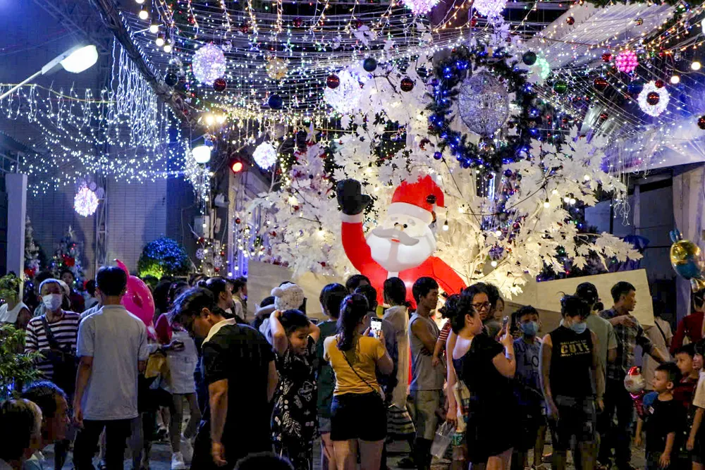 Không khí giáng sinh tấp nập trên đường phố Sài Gòn