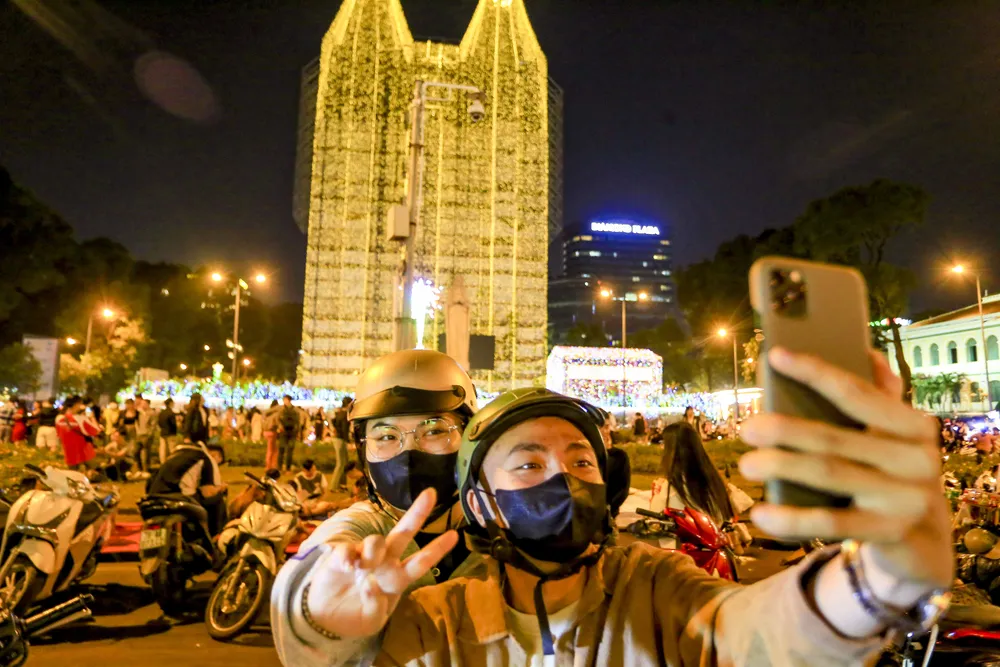 Không khí giáng sinh tấp nập trên đường phố Sài Gòn