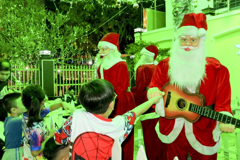 Không khí giáng sinh tấp nập trên đường phố Sài Gòn