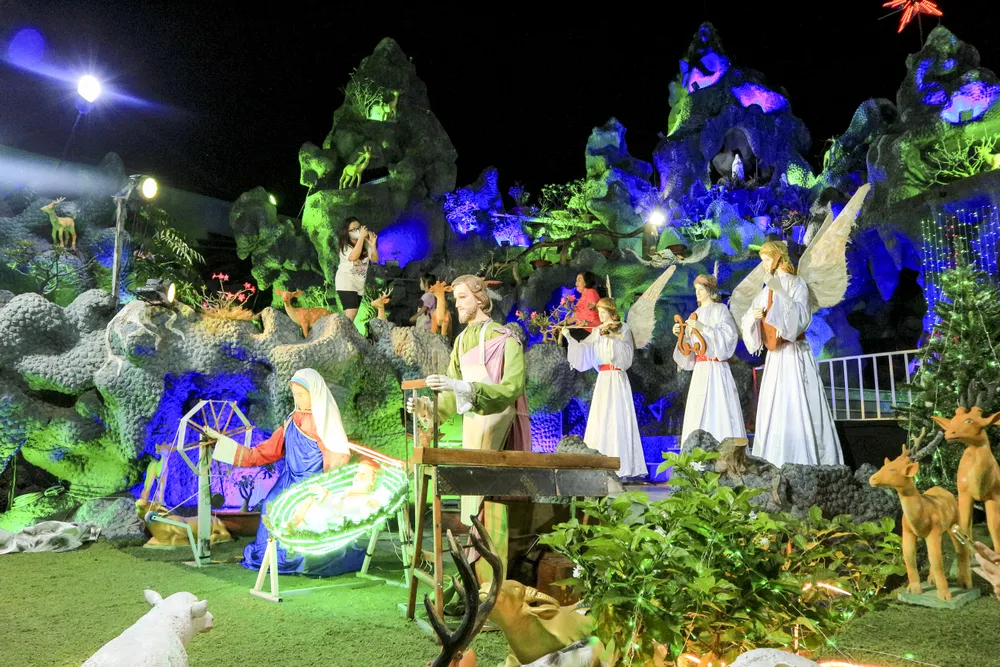 Không khí giáng sinh tấp nập trên đường phố Sài Gòn