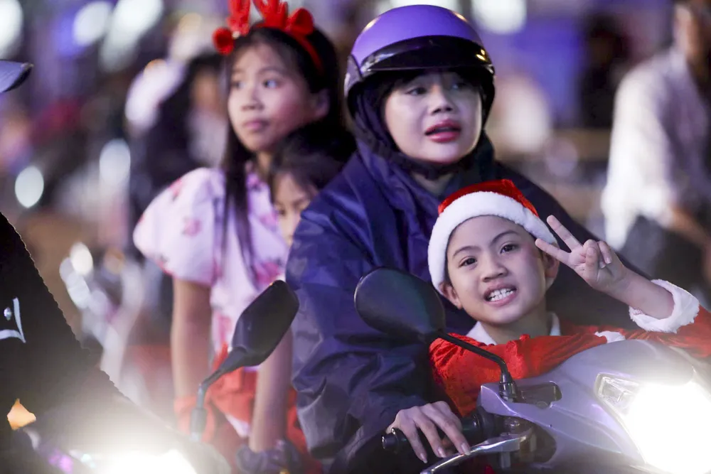 Không khí giáng sinh tấp nập trên đường phố Sài Gòn