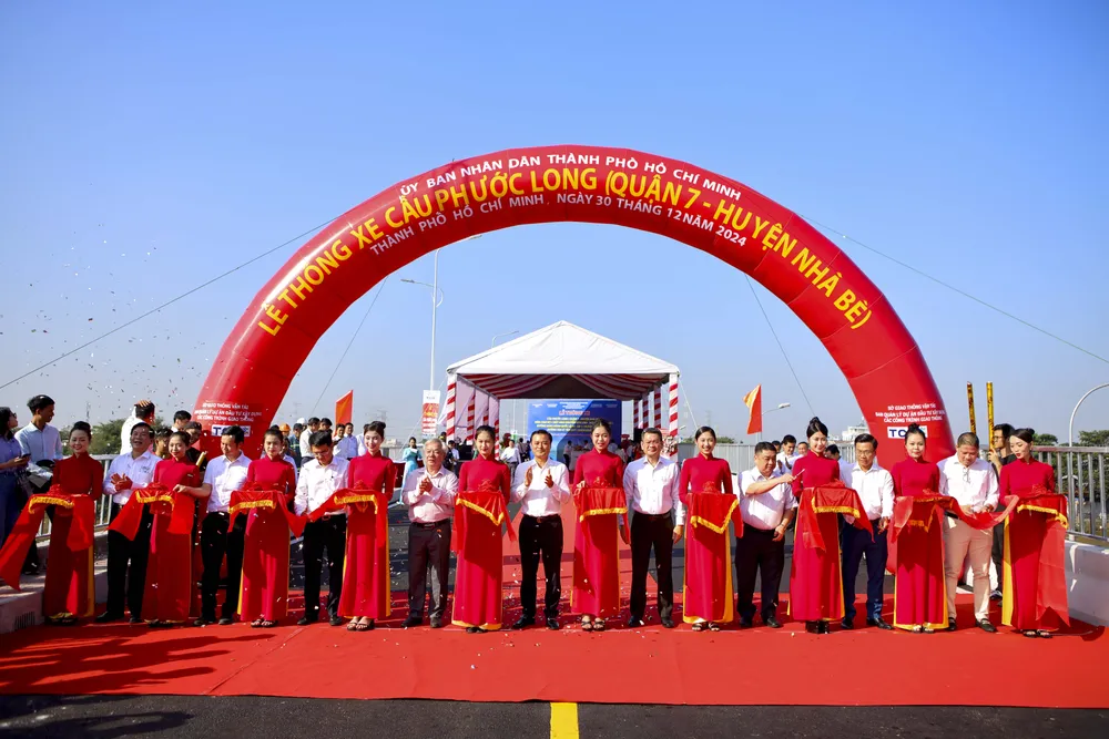 Người dân xúc động trong ngày cầu Phước Long hơn 700 tỉ đồng được thông xe