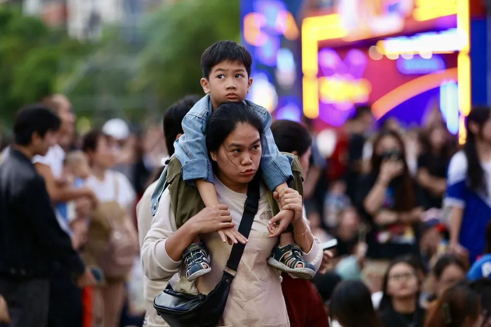 Đông nghẹt người xuống phố chờ countdown và pháo hoa chào năm mới 2025 tại TP.HCM