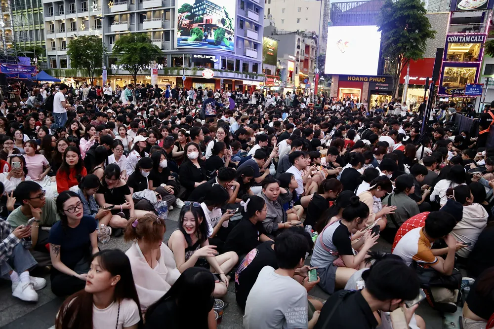 Đông nghẹt người xuống phố chờ countdown và pháo hoa chào năm mới 2025 tại TP.HCM