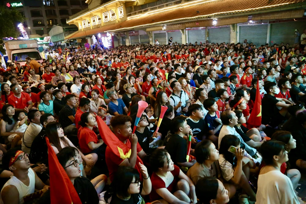Cổ động viên TP.HCM tiếp lửa đội tuyển Việt Nam giành chiến thắng