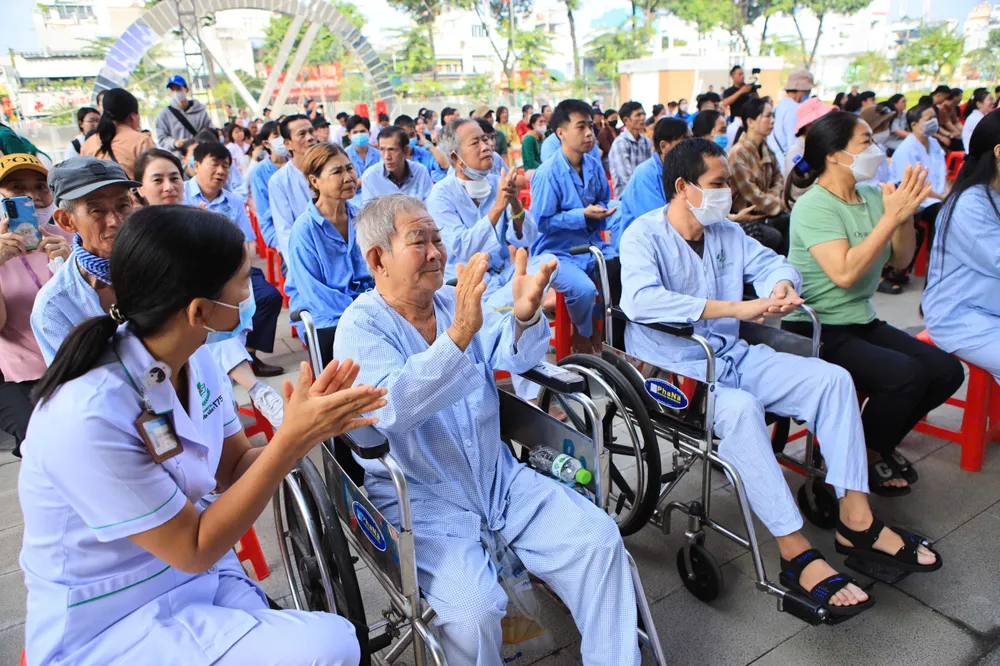 Phiên chợ đặc biệt dành cho bệnh nhân khó khăn tại Bệnh viện Quân Y 175