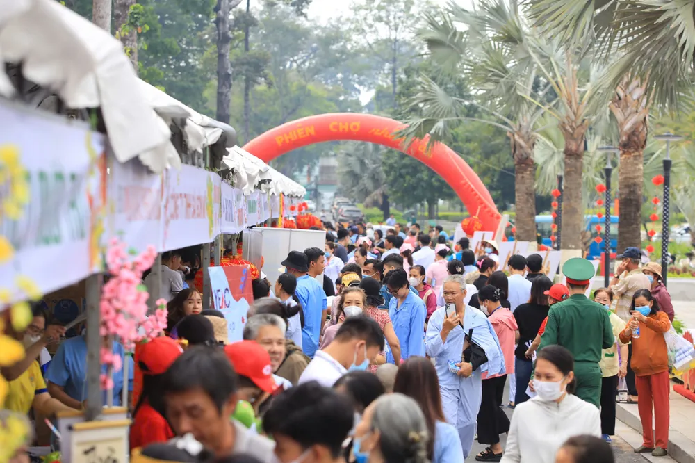 Phiên chợ đặc biệt dành cho bệnh nhân khó khăn tại Bệnh viện Quân Y 175