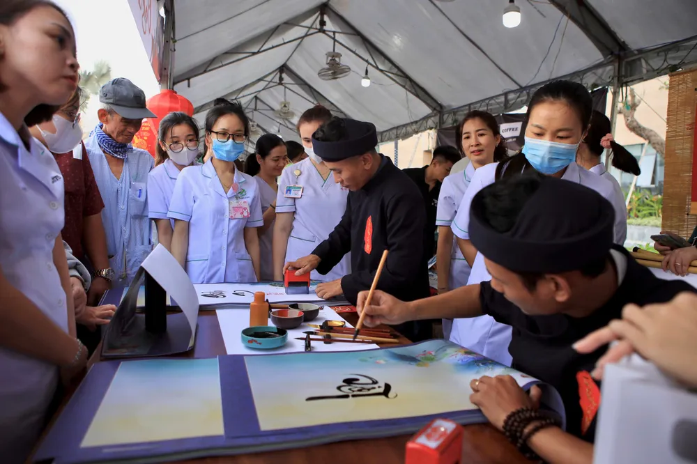 Phiên chợ đặc biệt dành cho bệnh nhân khó khăn tại Bệnh viện Quân Y 175