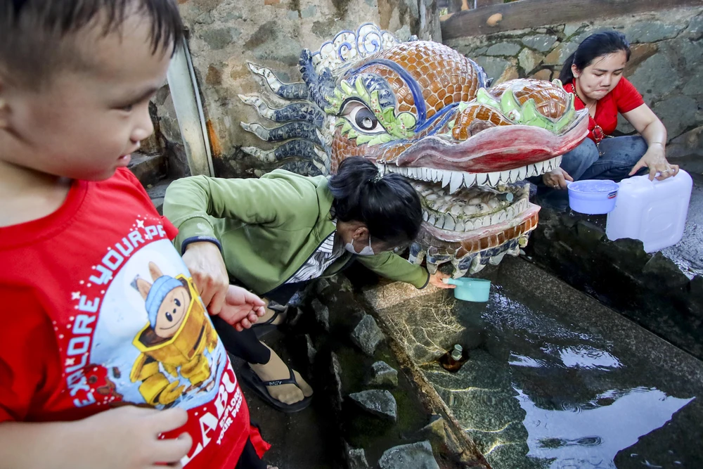 TP.HCM: Đổ xô đi lấy 'nước lành', rước may đầu năm tại Miễu Mạch Nước