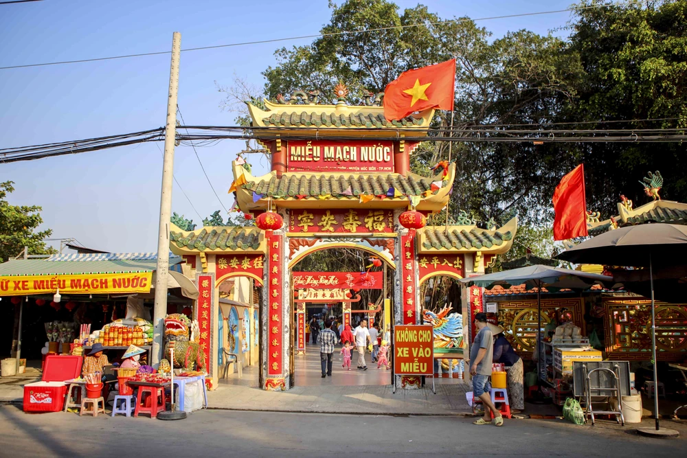 TP.HCM: Đổ xô đi lấy 'nước lành', rước may đầu năm tại Miễu Mạch Nước