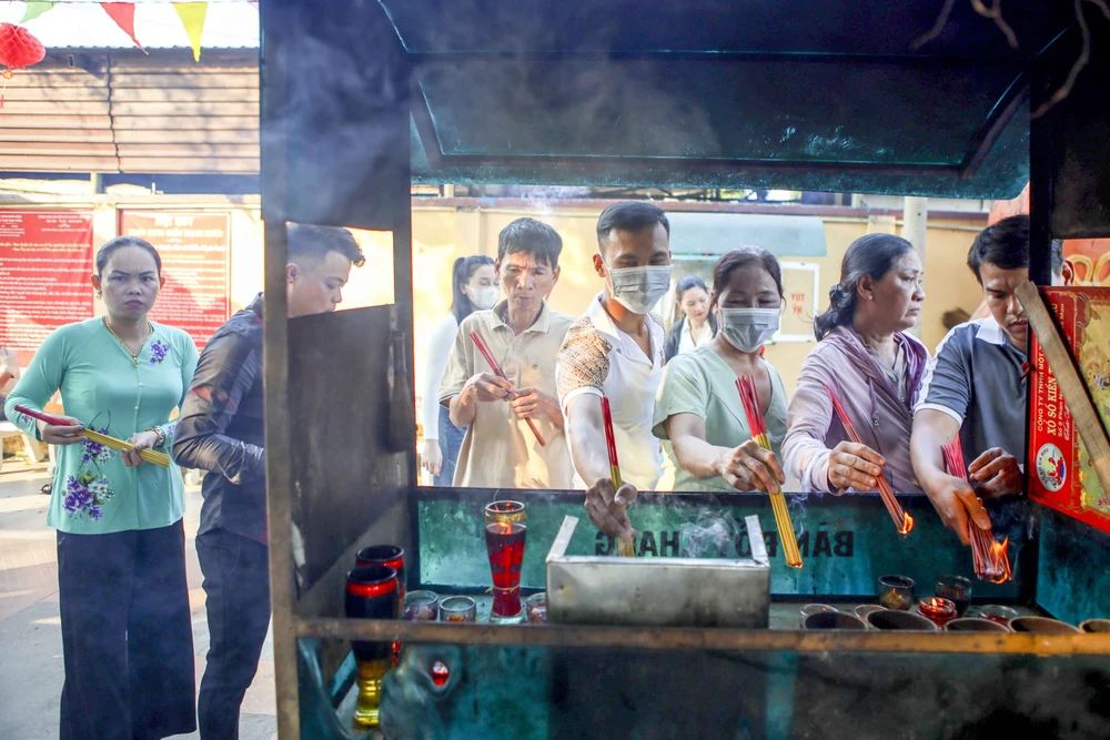 TP.HCM: Đổ xô đi lấy 'nước lành', rước may đầu năm tại Miễu Mạch Nước