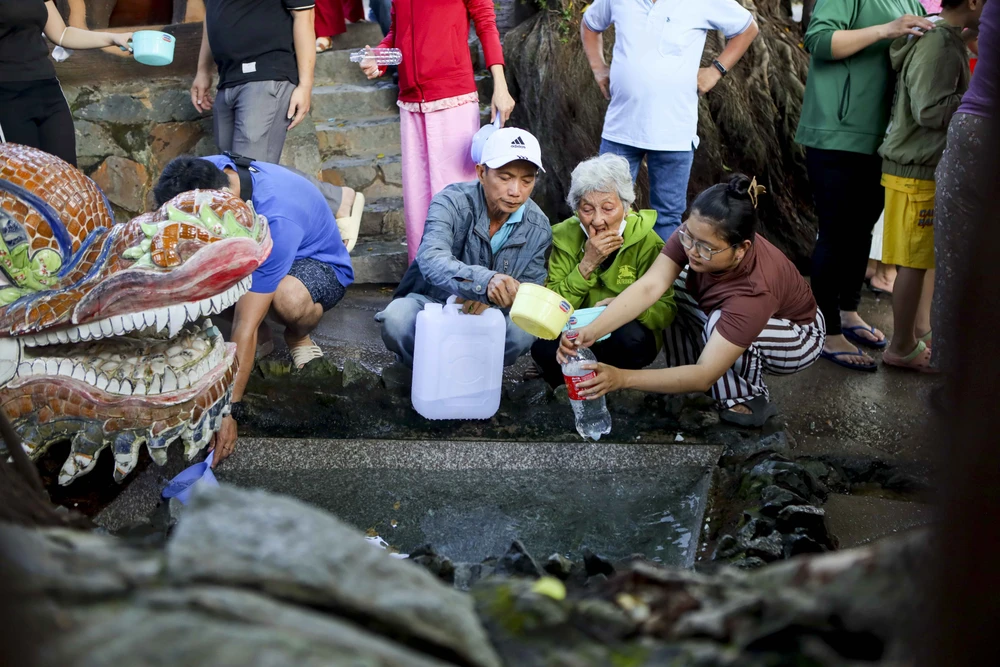 TP.HCM: Đổ xô đi lấy 'nước lành', rước may đầu năm tại Miễu Mạch Nước
