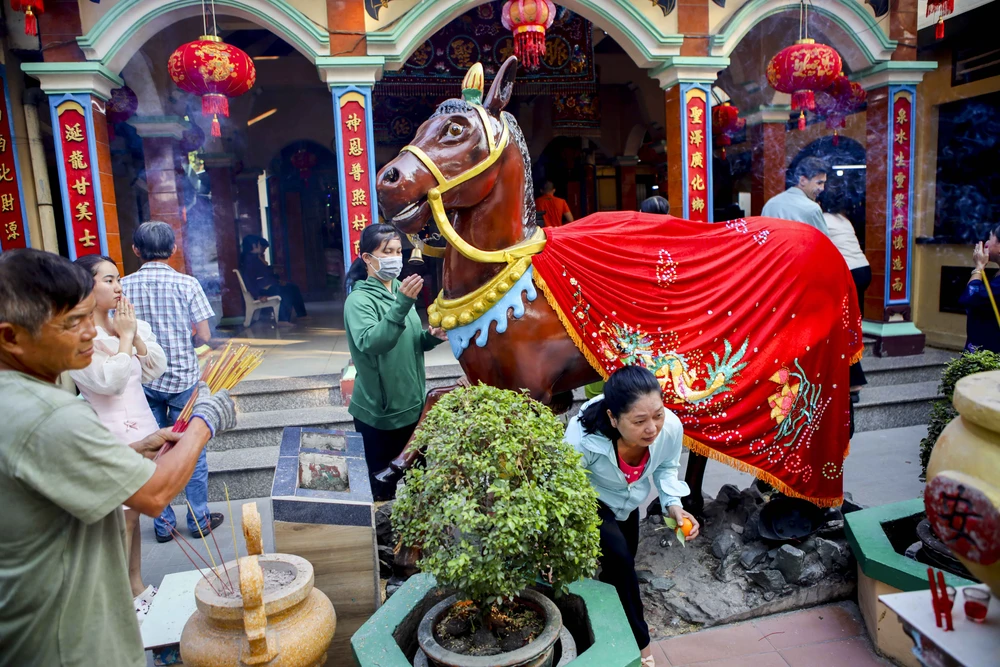 TP.HCM: Đổ xô đi lấy 'nước lành', rước may đầu năm tại Miễu Mạch Nước