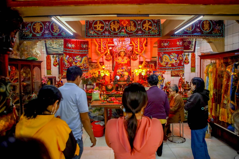 TP.HCM: Đổ xô đi lấy 'nước lành', rước may đầu năm tại Miễu Mạch Nước