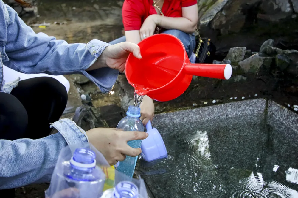 TP.HCM: Đổ xô đi lấy 'nước lành', rước may đầu năm tại Miễu Mạch Nước