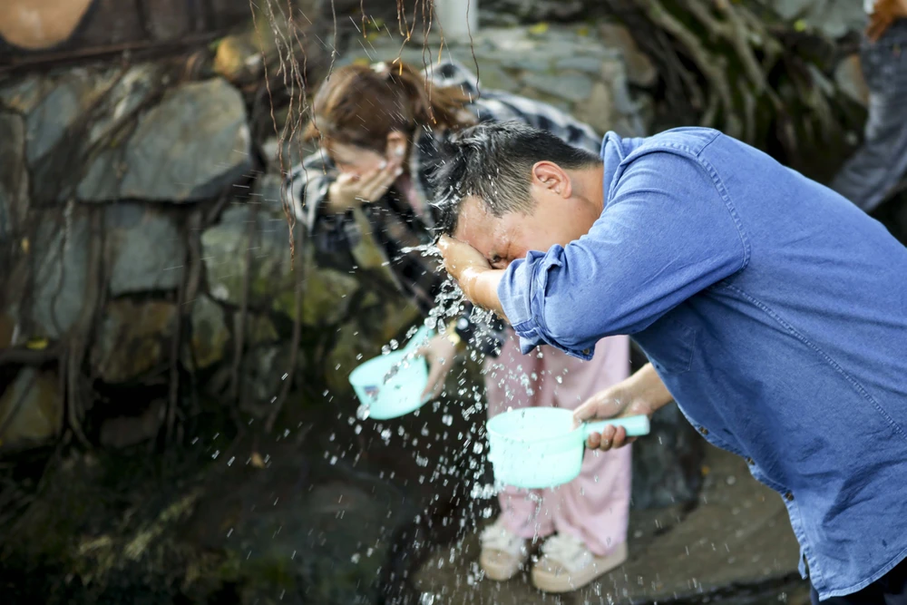 TP.HCM: Đổ xô đi lấy 'nước lành', rước may đầu năm tại Miễu Mạch Nước